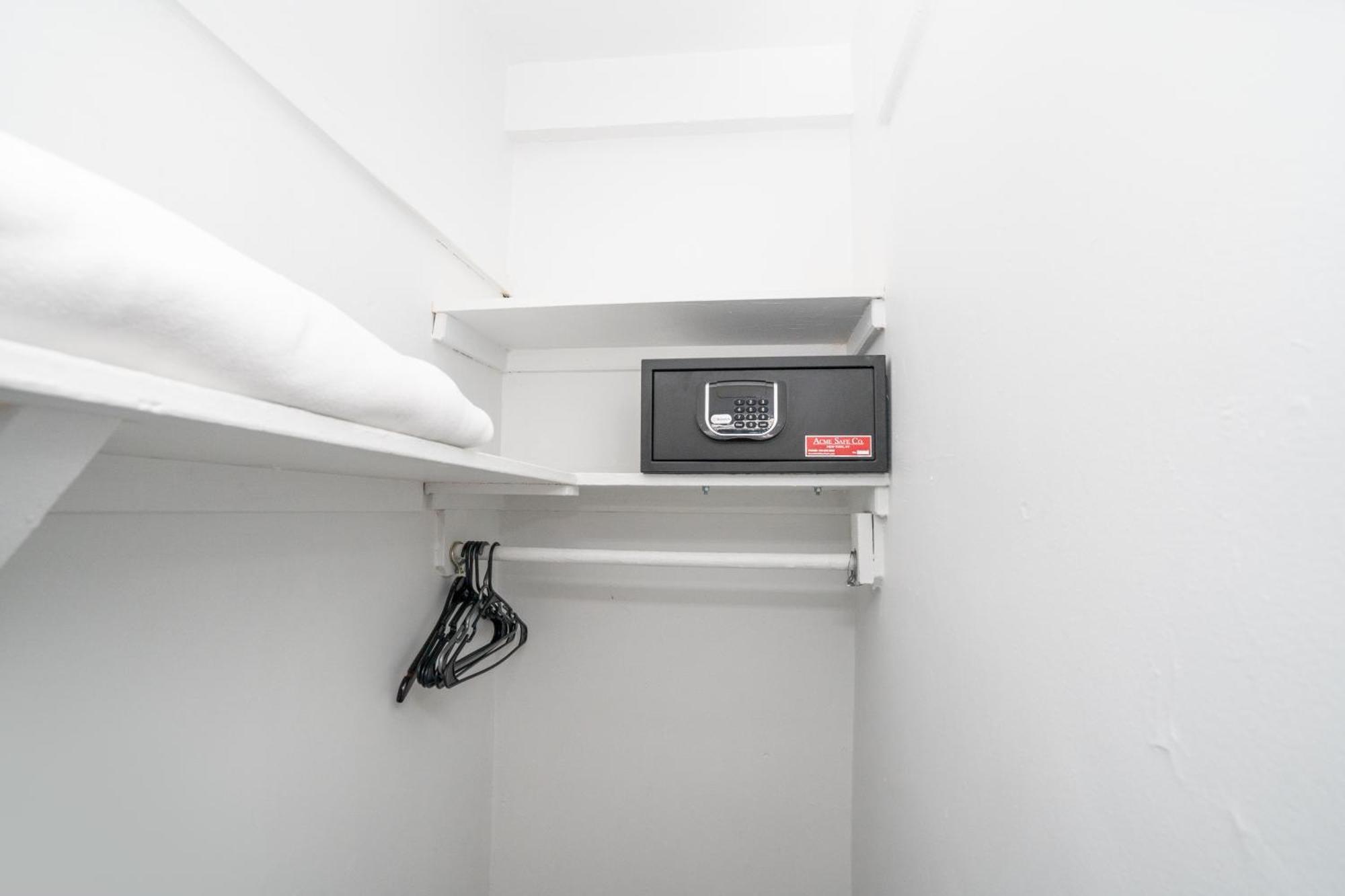 Private Deluxe Bunk Bed Room Semi-Private Bathroom